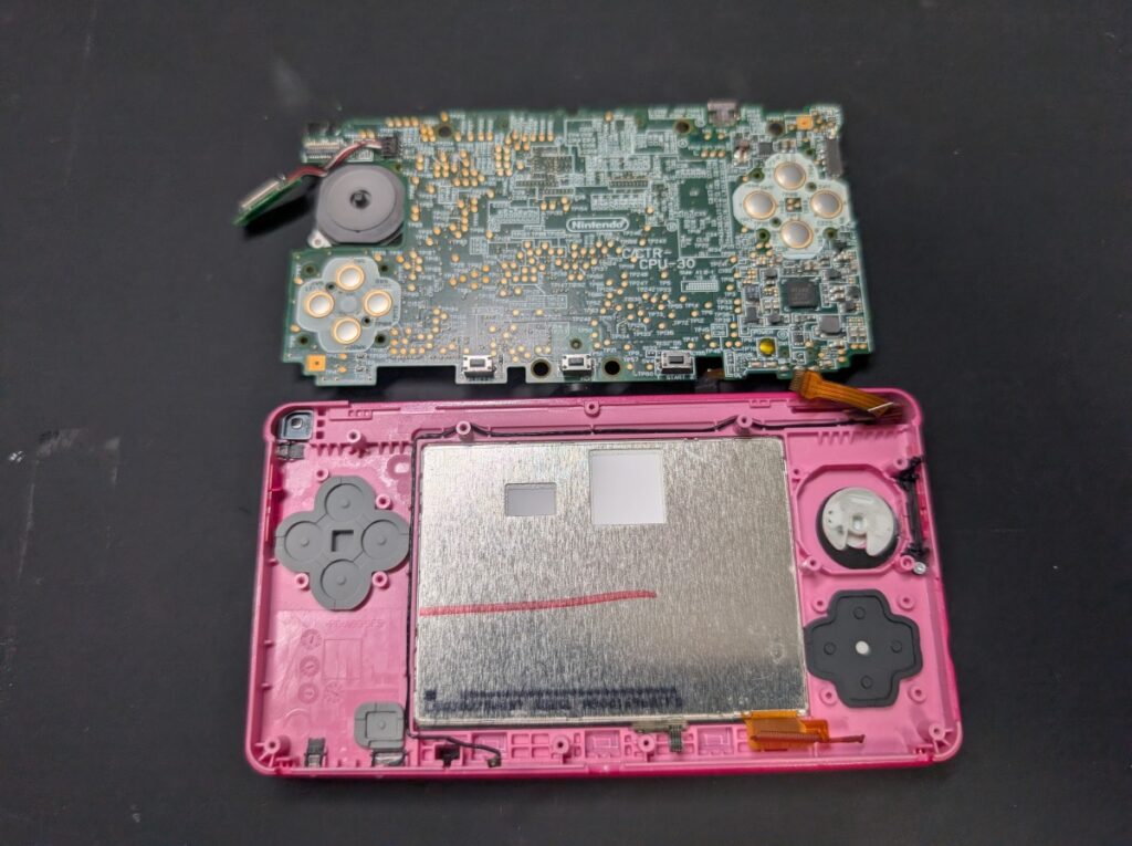 3DSの基板を取り外した後の写真