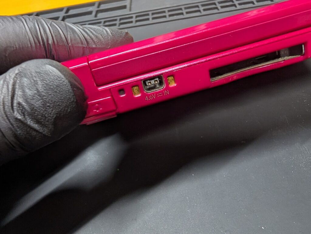 3DSの純正充電ポートの写真