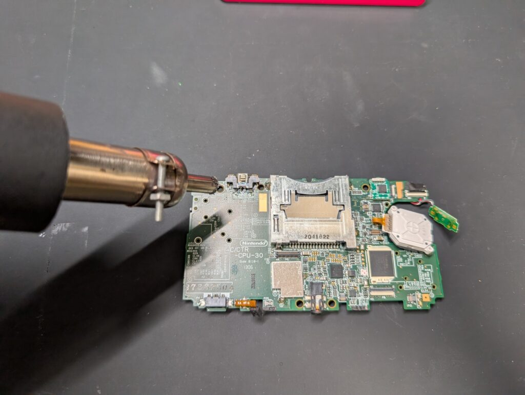 3DSの充電ポートを外しているときの写真
