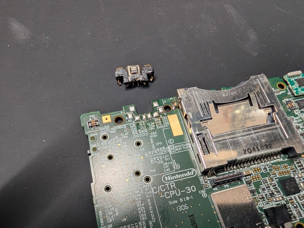 3DSの純正充電ポートを基板から外した後の写真
