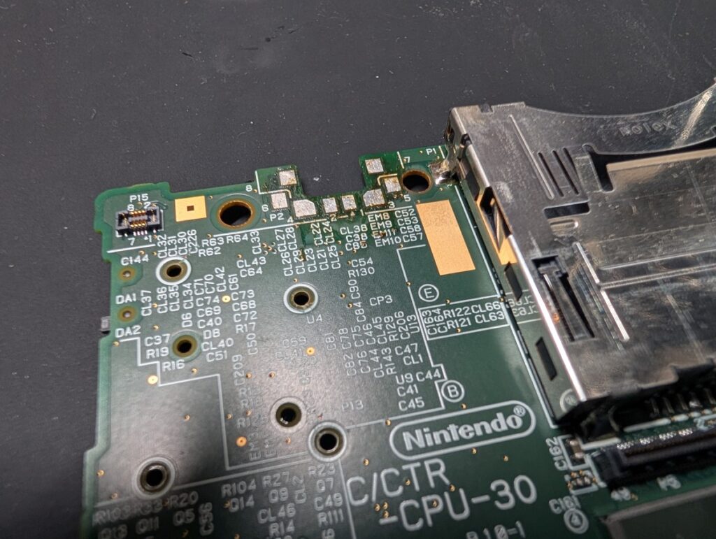 充電ポート取り付けパッド面のハンダを除去した後の写真