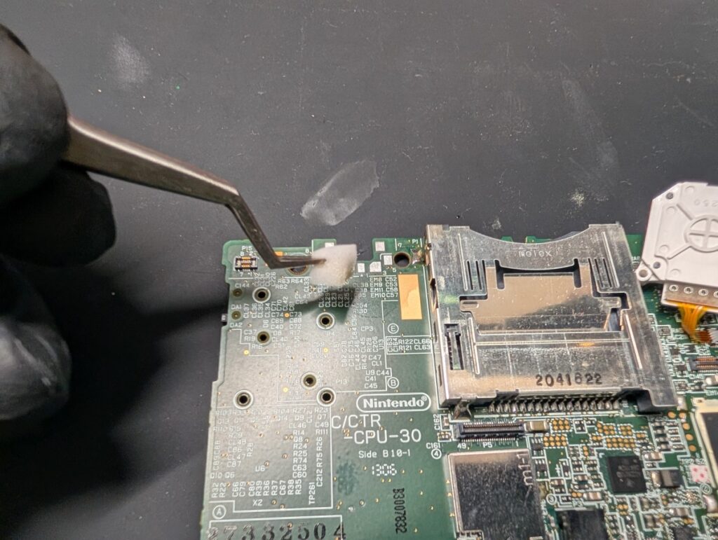 3DSの純正充電ポート取り外し後の清掃時の写真