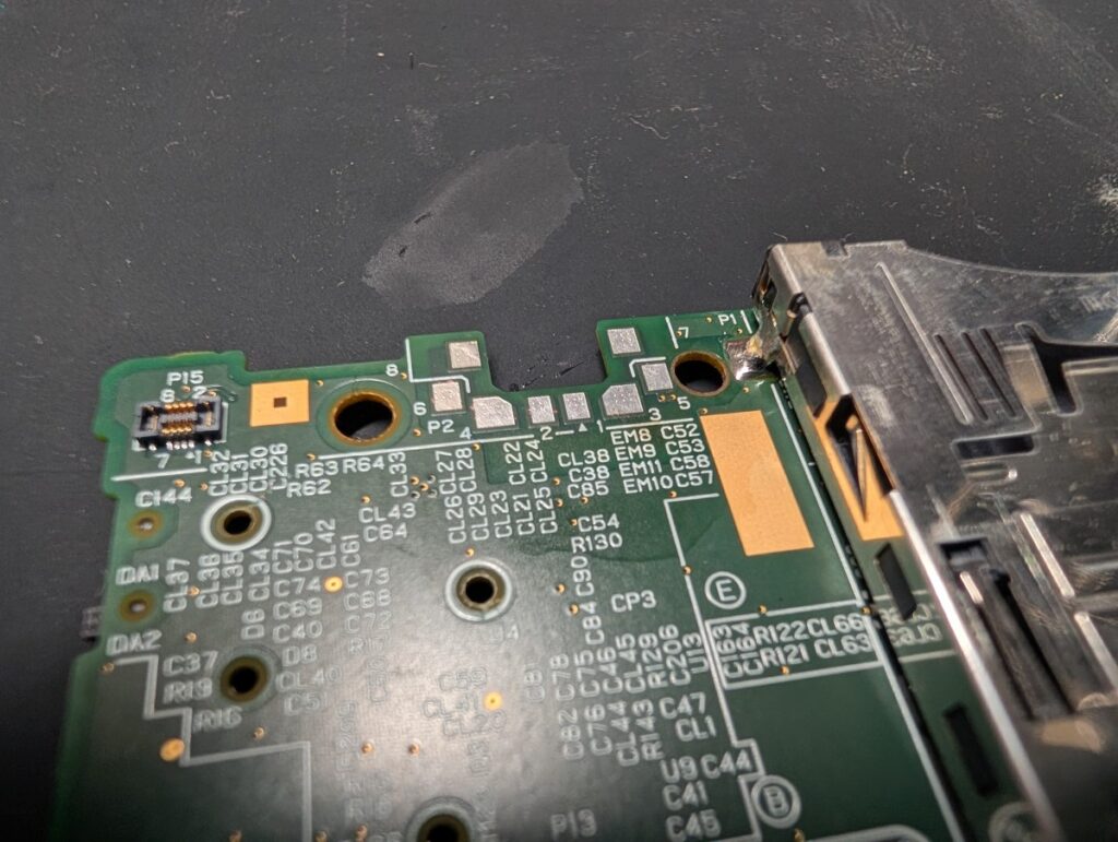 充電ポート取り付けパッド面の清掃後の写真