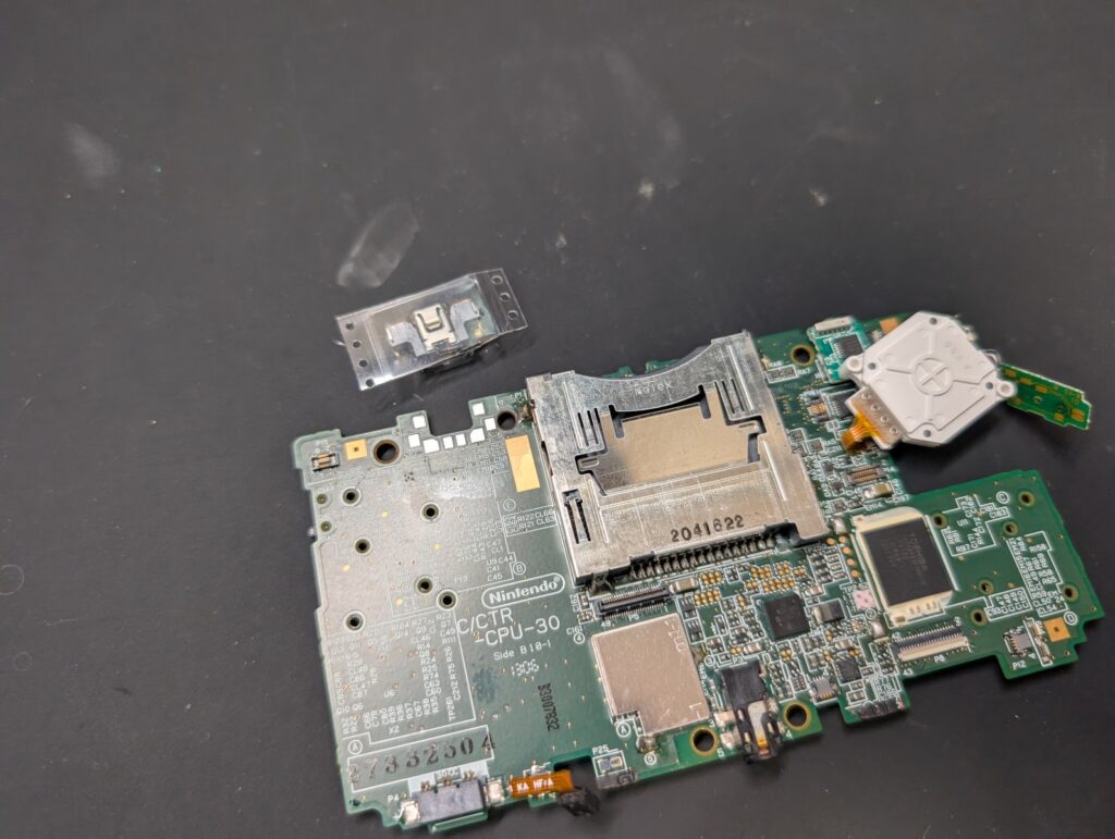 3DSの新しい充電ポートと基板の写真