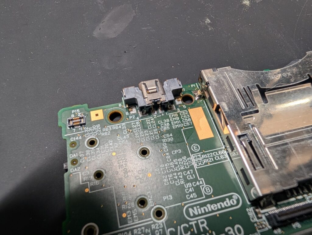 基板に純正タイプ充電ポートを乗せているときの様子