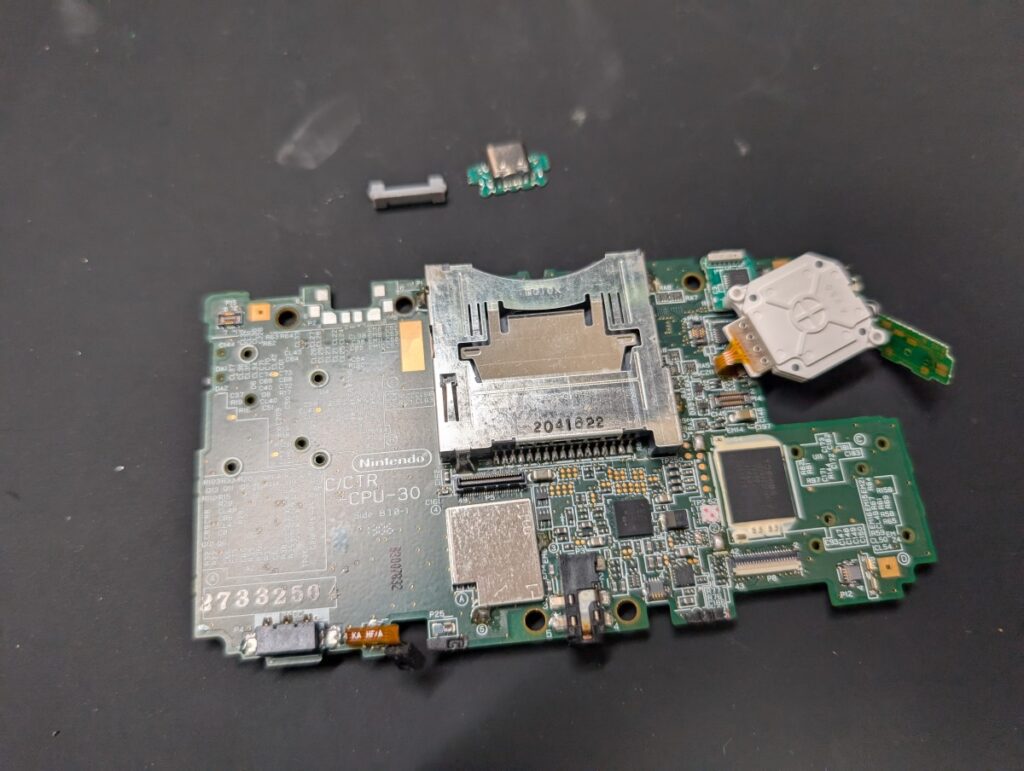 3DSのタイプC充電ポートとメイン基板の写真