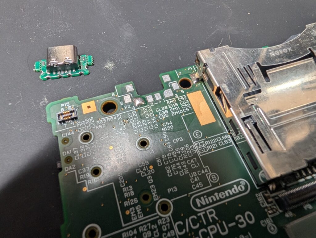 3DSにタイプC充電ポートを取り付けているときの写真