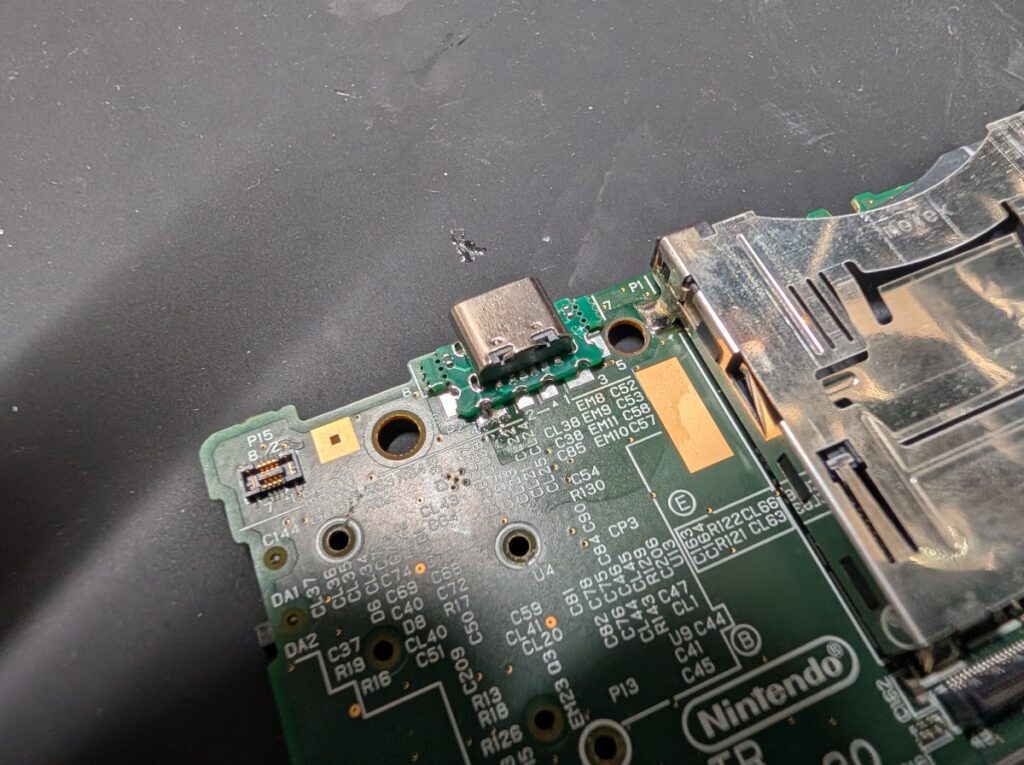 3DSにタイプC充電ポートを取り付けているときの写真