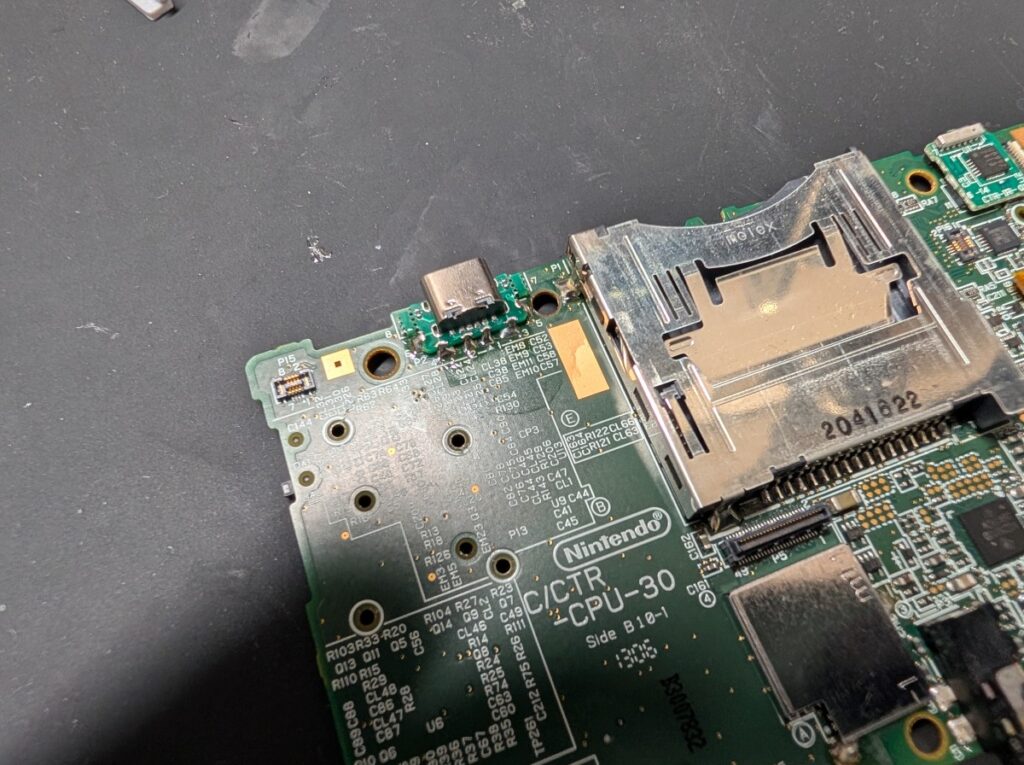 3DSにタイプC充電ポートを取り付けているときの写真