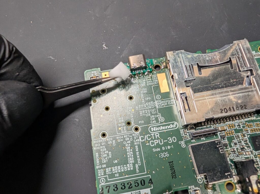3DSにタイプC充電ポートを取り付け後の清掃時の写真
