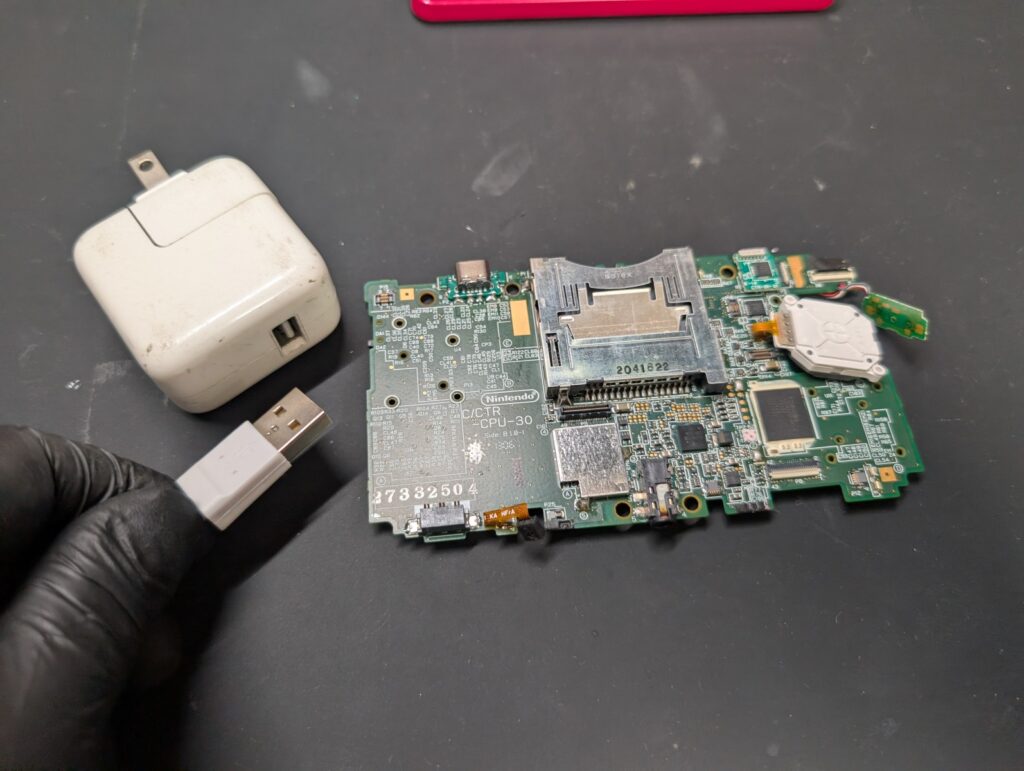 3DSにタイプC充電ポートを取り付け後の動作確認時の写真