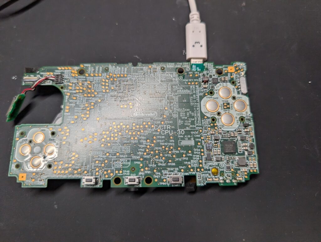 3DSのタイプＣ充電ポートを取り付けた後の動作確認時の写真