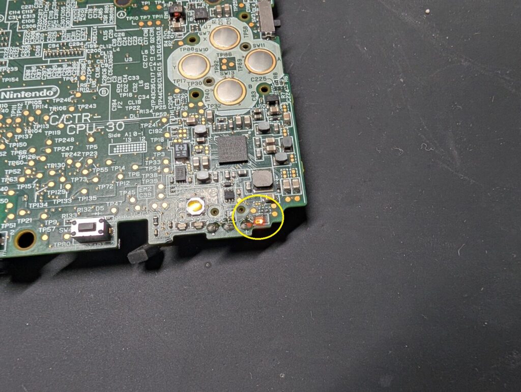 3DSにタイプC充電ポートを取り付け後の動作確認時の写真

充電状態を示すオレンジランプ