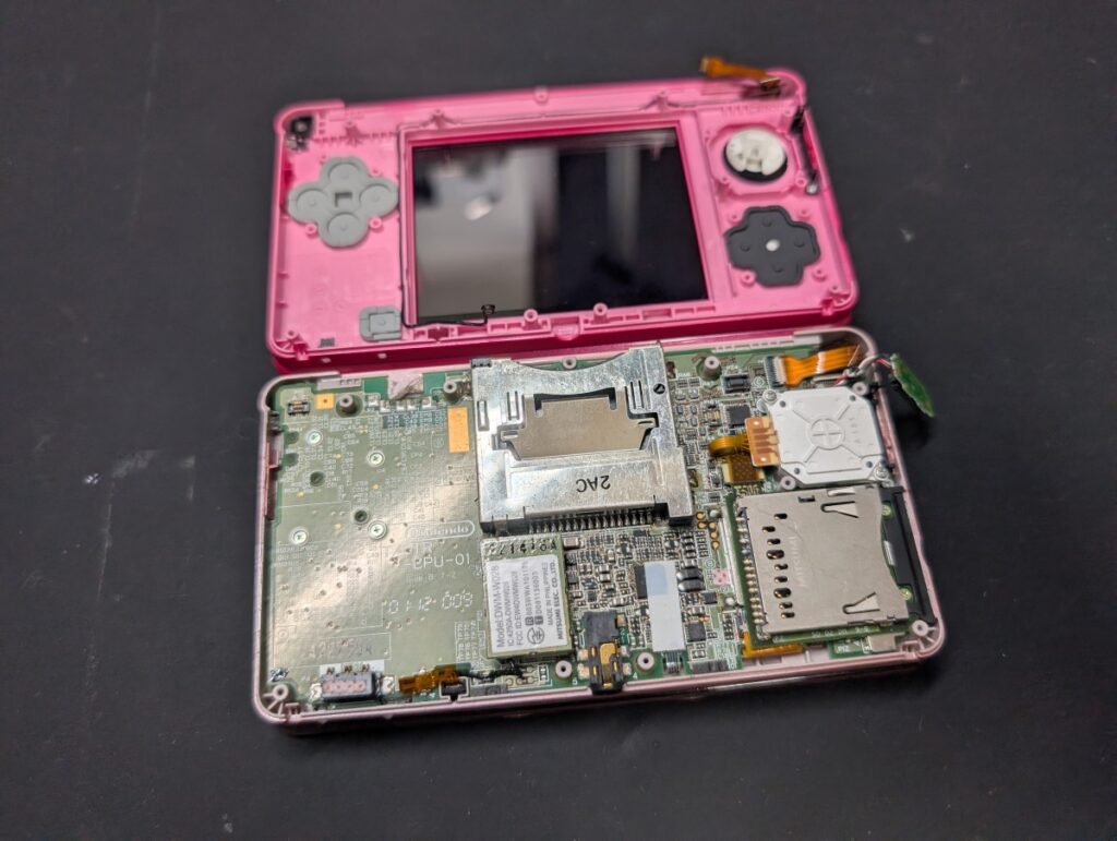 3DSのタイプＣ充電ポートを取り付けた後に本体に戻しているときの写真
