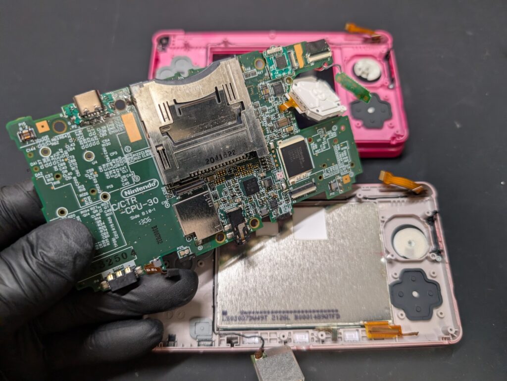 3DSにタイプC充電ポートを取り付け後の組み立て時の様子