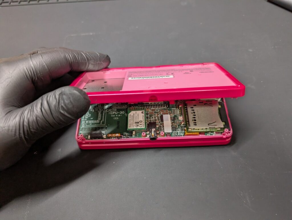 3DSの裏側カバーを取り外し時の写真