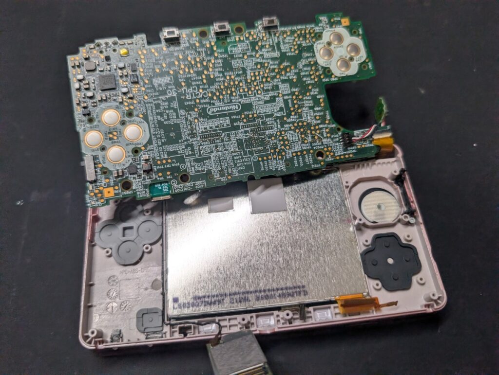 3DSにタイプC充電ポートを取り付け後の組み立て時の様子

上画面ケーブル取り付け後