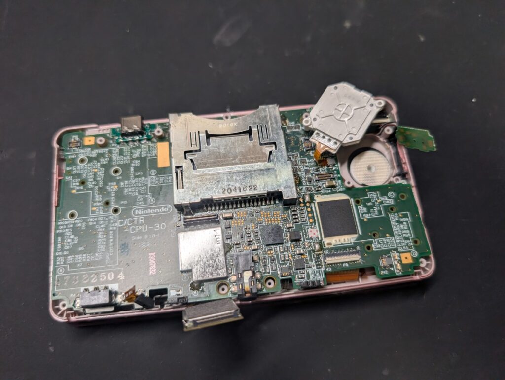 3DSにタイプC充電ポートを取り付け後の組み立て時の様子

本体に基板を乗せた時の写真