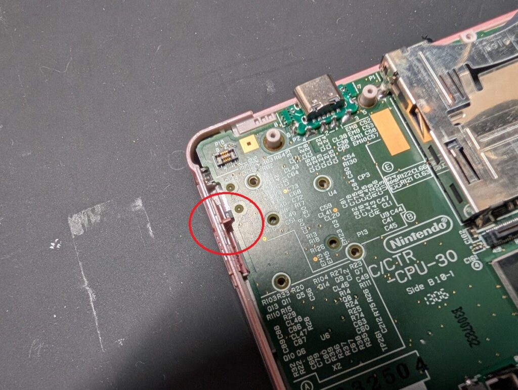 3DSの基板取り付け時の写真
ワイヤレススイッチの位置確認用