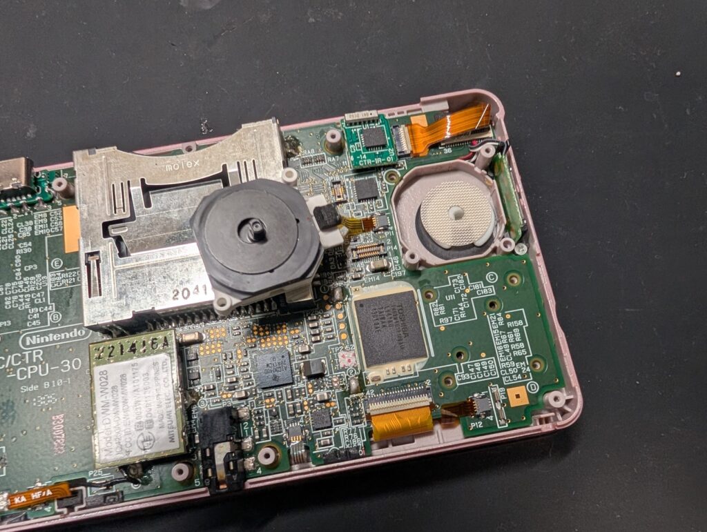 3DSの基板取り付け時の写真

各ケーブル取り付け後の様子