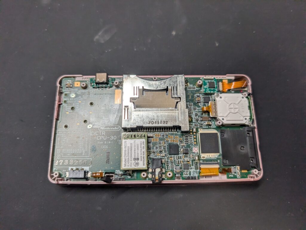 3DSの基板取り付け時の写真
基板を固定しているときの様子