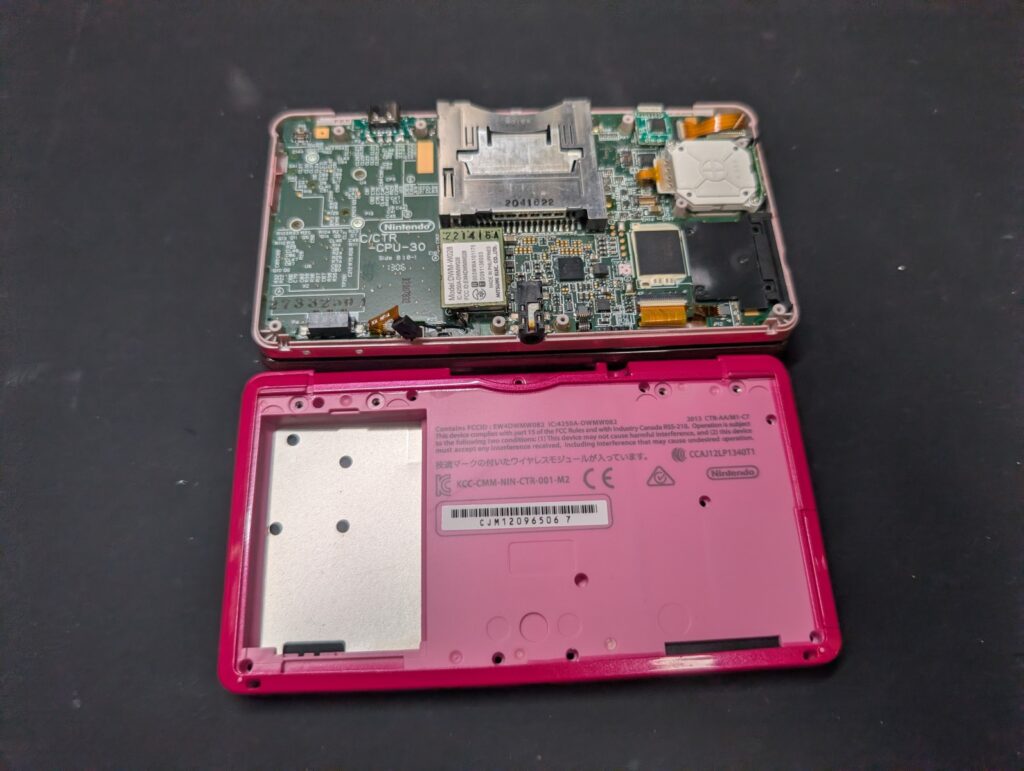 3DSの基板取り付け時の写真

LRカバーと本体
