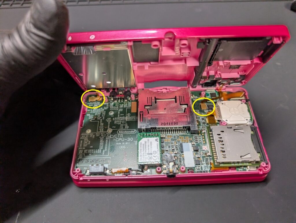 3DSのLRボタンケーブルと基板コネクターの位置を示した画像