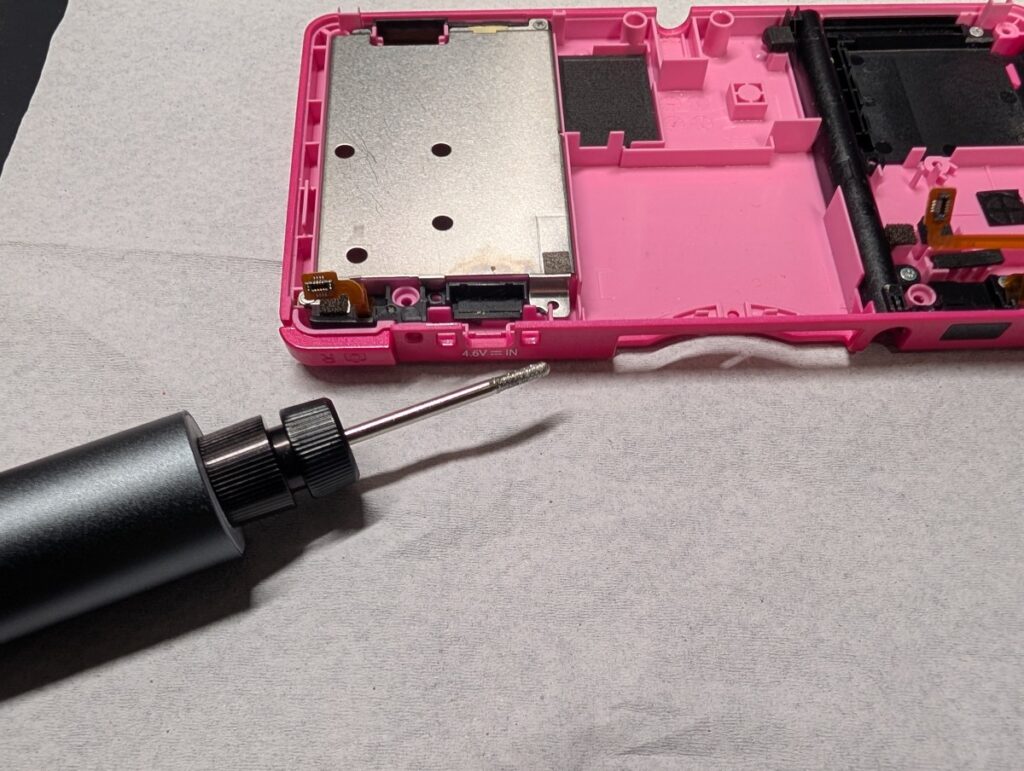 3DSのタイプＣ充電ポートに合わせて外装を加工するときの様子
電動ルーター