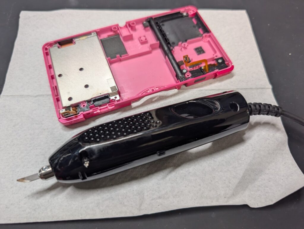 3DSのタイプＣ充電ポートに合わせて外装を加工するときの様子
超音波カッター