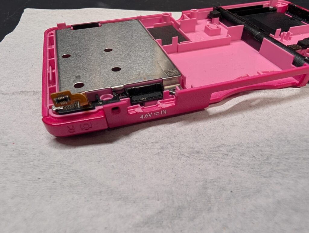 3DSのタイプC充電ポートを取り付けた後の、外装加工時の様子

LRカバー加工後