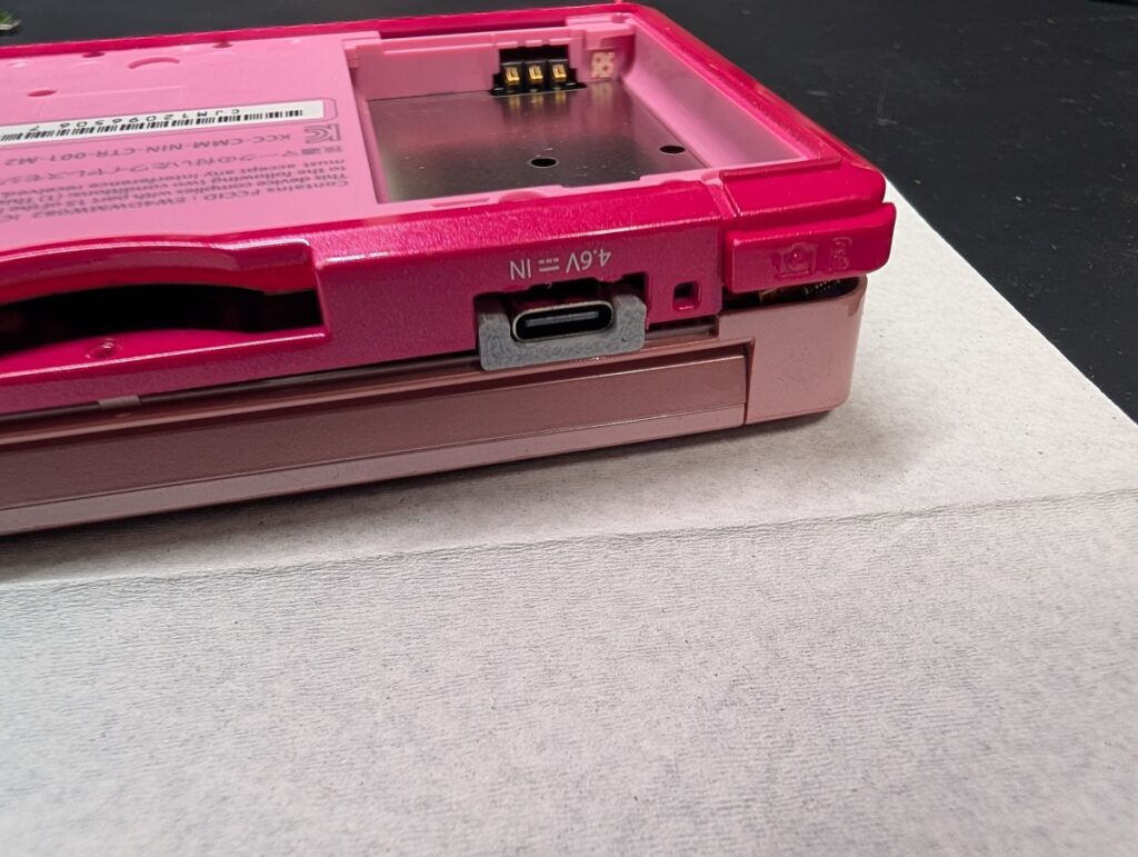 3DSのタイプC充電ポートを取り付けた後の、外装加工時の様子

LRカバーを加工後に調整しているときの写真