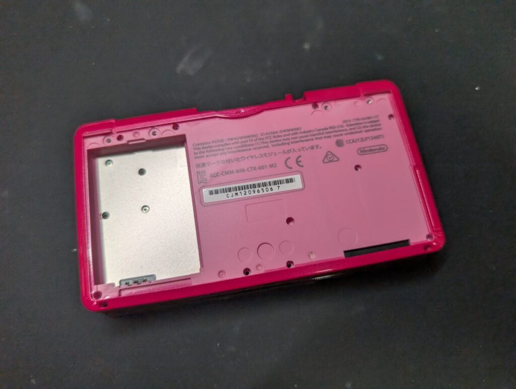 3DSのタイプC充電ポートを取り付けた後の、外装加工時の様子

加工したLRカバーを本体に取り付け後