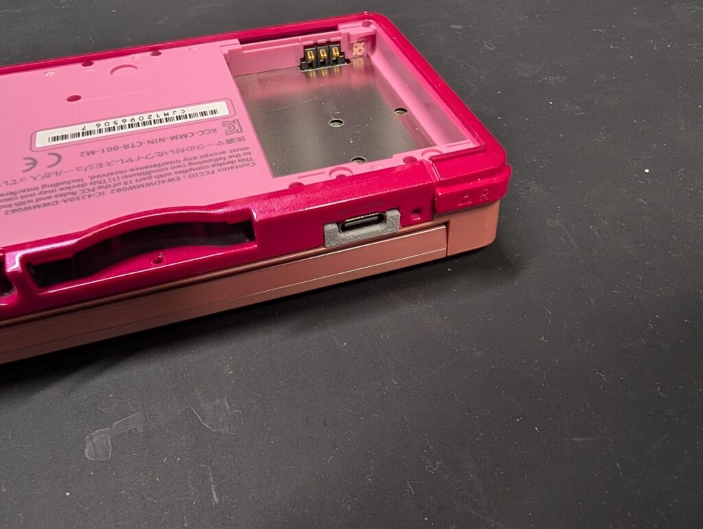 3DSのタイプC充電ポートを取り付けた後の、外装加工時の様子

LRカバーの加工面の写真