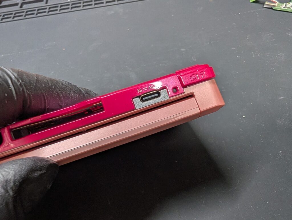 3DSのタイプC充電ポートを取り付けた後の、外装加工時の様子

LRカバーの加工面の写真