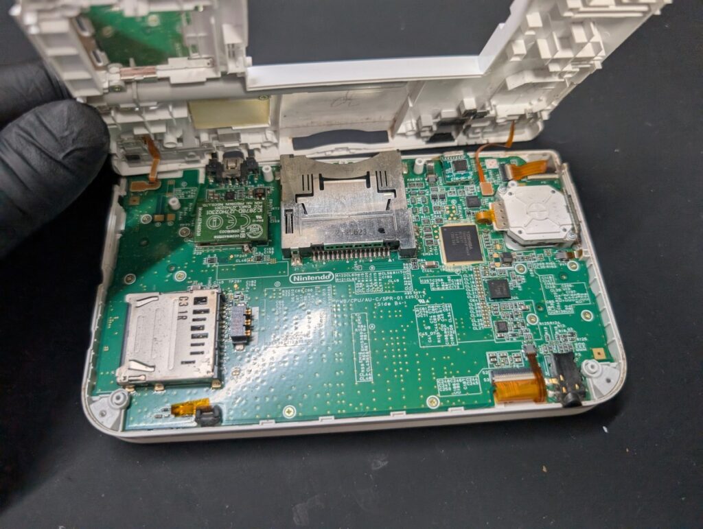 3DSLLの分解時の様子
L・Rカバーを取り外し時。