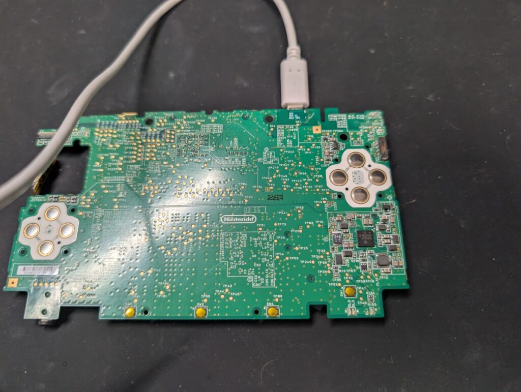 3DSLLの基板に基板型タイプCポートを取り付けた後の動作確認時の様子
