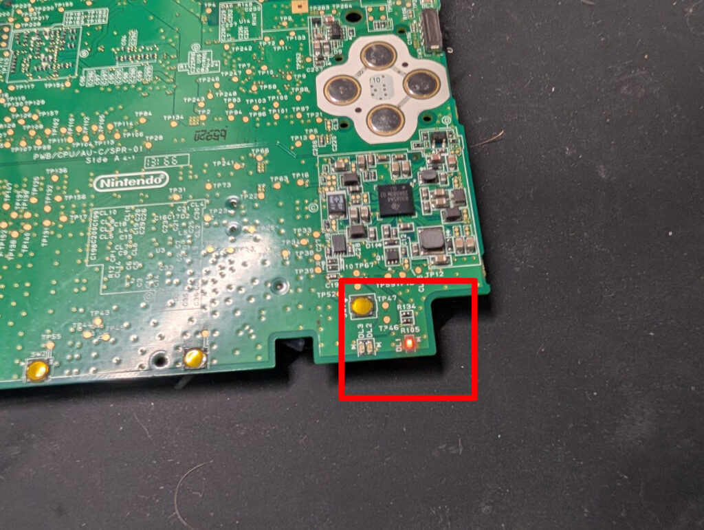 3DSLLの基板に基板型タイプCポートを取り付けた後の動作確認時の様子
基板の充電ランプが光る。