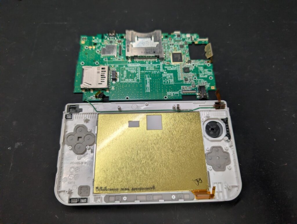 3DSLLの基板と、新しいフェイスプレートを取り付けた外装の写真