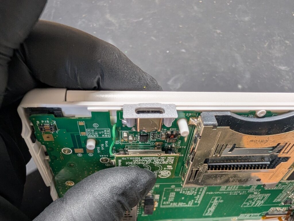 3DSLLの基板に基板型タイプCポートのスペーサーを基板にあてがっているときの様子