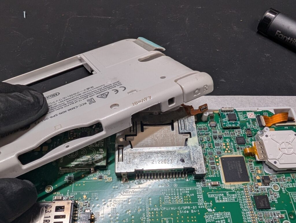 3DSLLの基板に基板型タイプCポートのスペーサーに合わせて、外装をカットした時の写真