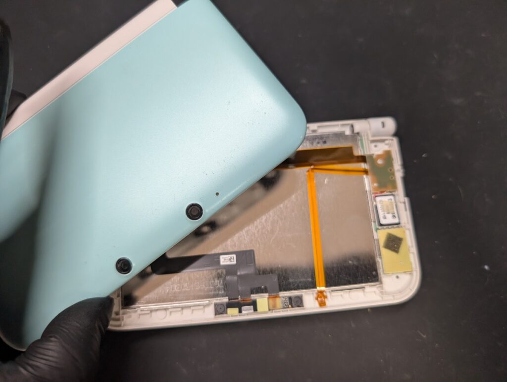 3DSLLの上部カバーを取り付けている時の写真