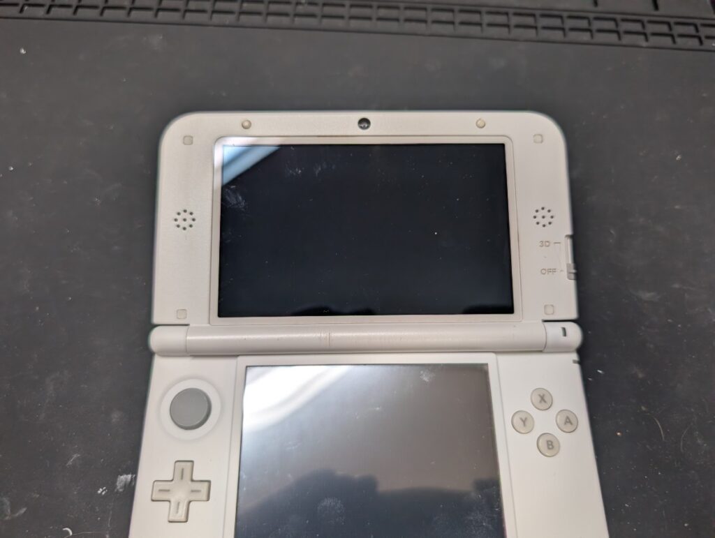 3DSLLのヒンジ破損とスライドパッド破損修理後の組み立て後の写真