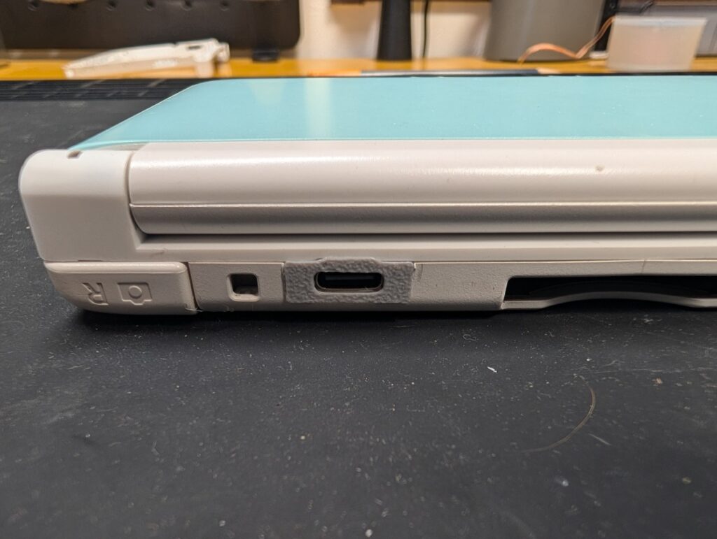 3DSLLの基板に基板型タイプCポートを取り付けて組み立てた時の写真
