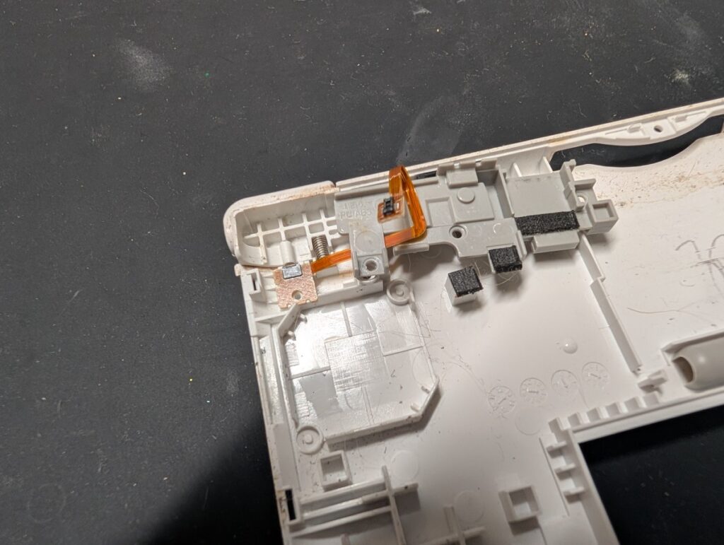 3DSLLのLRボタンを交換時の様子
