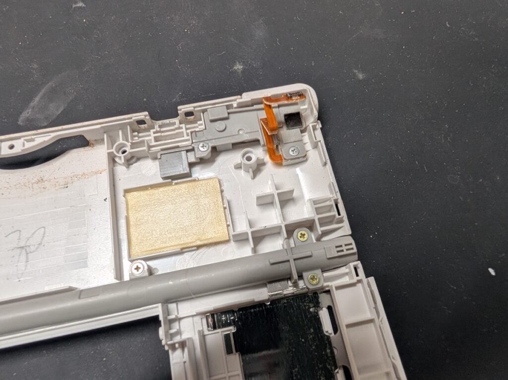 3DSLLのLRボタンを交換時の様子
