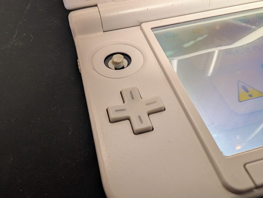 3DSLLのスライドパッドの破損部分の写真