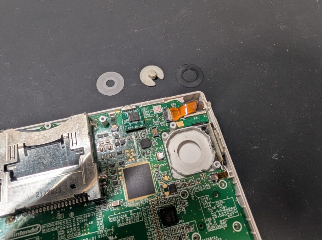 3DSLLから、破損したスライドパッドを外した後の写真
