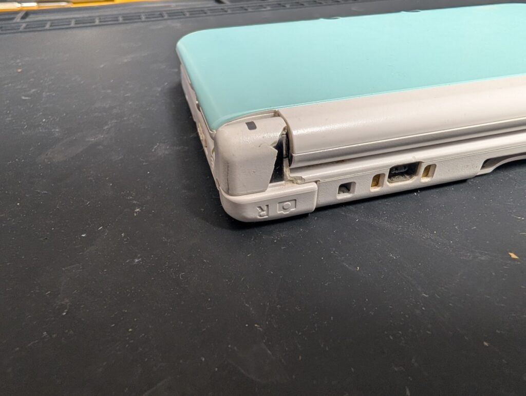 3DSLLのヒンジ部の破損状態を撮影した写真