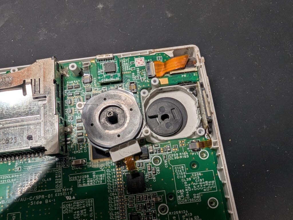 3DSLLのスライドパッドの交換後の内部の写真