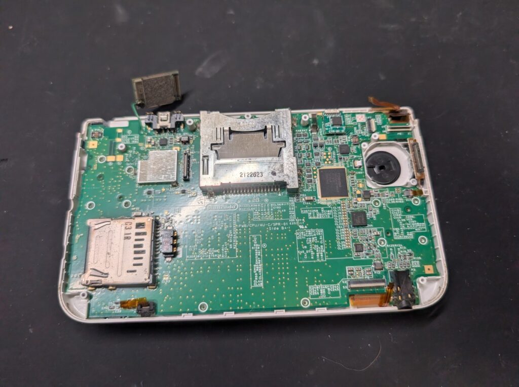 3DSLLの基板から、ケーブルをネジを外した後の写真